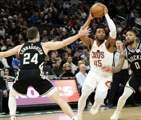 b体育官网-雄鹿队在客场比赛中大胜开拓者队